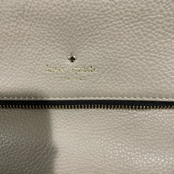Kate Spade women’s Beige fold-over zip pebbled leather Crossbody Bag - Picture 4 of 7